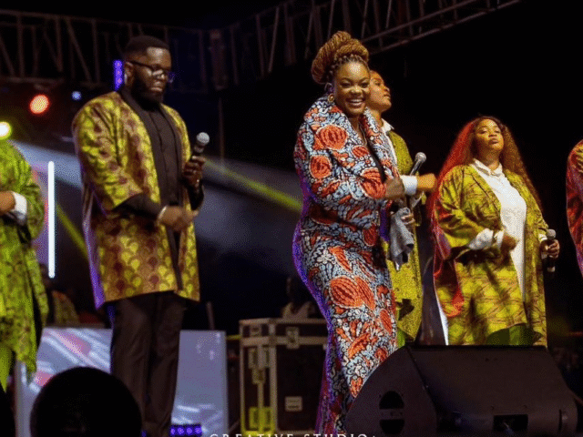 Concert: La chanteuse Gospel, Déborah Lukalu a communié dans la ferveur avec le peuple de Dieu à l’Esplanade du Palais de la cuture