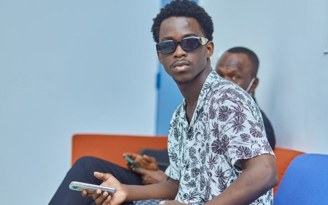  Musique: Le Rappeur Theddy critique “L’argent facile”