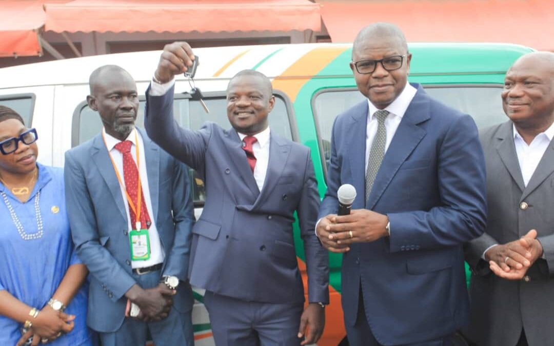 District d&rsquo;Abidjan/Lancement phase pilote Transport urbain Abidjan: 50 mini-cars climatisés tout neufs remis aux transporteurs de Koumassi